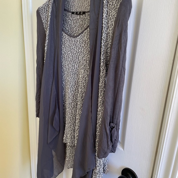 Two piece blouse and vest set - Picture 2 of 3